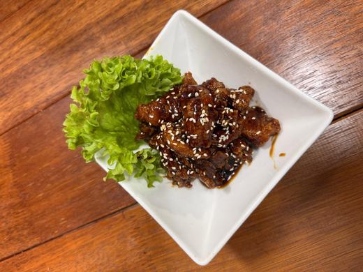 Teriyaki chicken with fresh lettuce