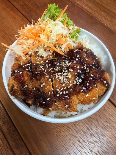 Chicken katsu rice bowl with sauce